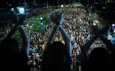 Protesters against the government and for a hostage deal rally on Tel Aviv's Begin Road, September 14, 2024. (Erik Marmor/Flash90)