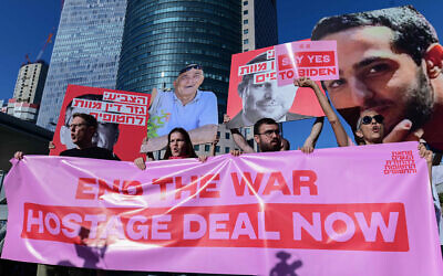 Protesters call for the release of Israelis held hostage by Hamas terrorists in Gaza, and the end of the war, outside Hakirya Base in Tel Aviv, September 19, 2024 (Tomer Neuberg/Flash90)