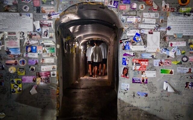 Israelis visit 'Hostage Square' in Tel Aviv, September 24, 2024. (Avshalom Sassoni/Flash90)