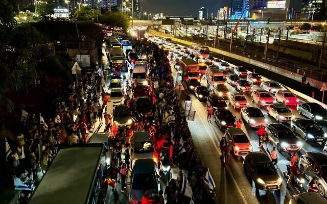 The Ayalon South highway is filled with protesters demanding a hostage deal, September 1, 2024. (sha_b_p@) The Ayalon South highway is filled with protesters demanding a hostage deal, September 1, 2024. (sha_b_p@)