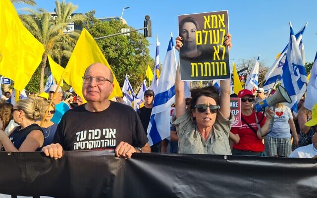 Former IDF chief of staff Moshe Ya'alon joins a protest in the central city of Rehovot calling on the government to close a hostage-ceasefire deal with Hamas, September 7, 2024. (Pro-Democracy Movement/Meir Conforti)
