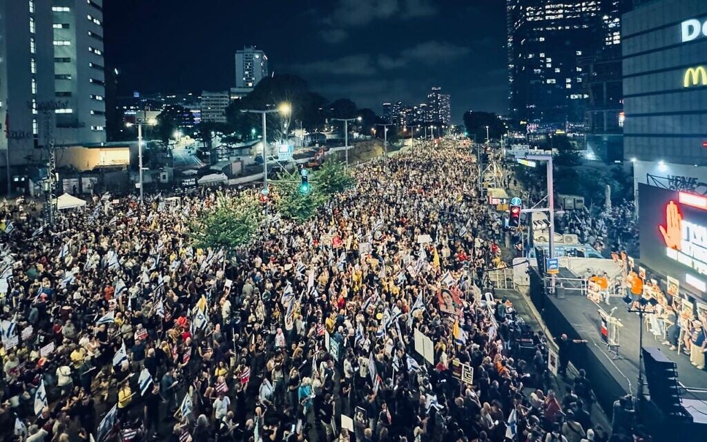 Tens of thousands gather at Tel Aviv's Begin Street for a mass rally calling on the government to close a hostage-truce deal with Hamas, September 7, 2024. (Pro-Democracy Movement/Snow)