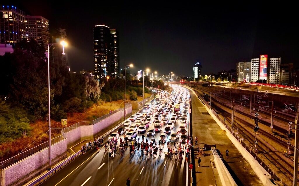 The southbound Ayalon Highway in Tel Aviv is blocked by protesters. (@sha_b_p/Pro-Democracy Protest Movement)