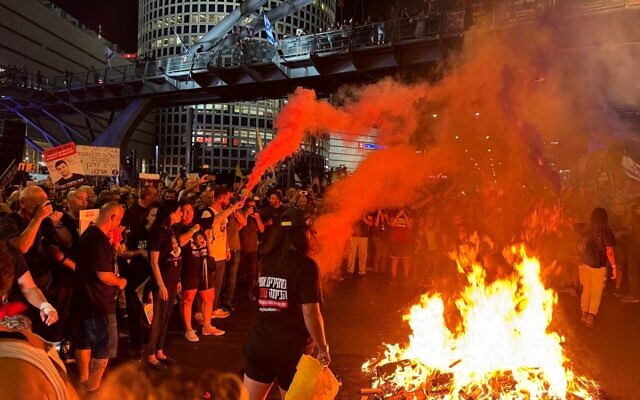 Israelis protest for the hostages, in what is considered the largest-ever protest in Israel on Tel Aviv's Begin Road, September 7, 2024. (Avshalom Sassoni/Flash90)