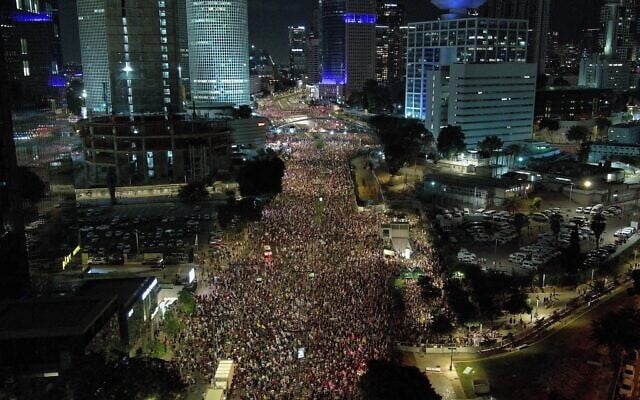 Masses of anti-government, pro-hostage deal protesters rally in central Tel Aviv, September 14, 2024. (Jonathan Perry/Pro-Democracy Protest Movement)