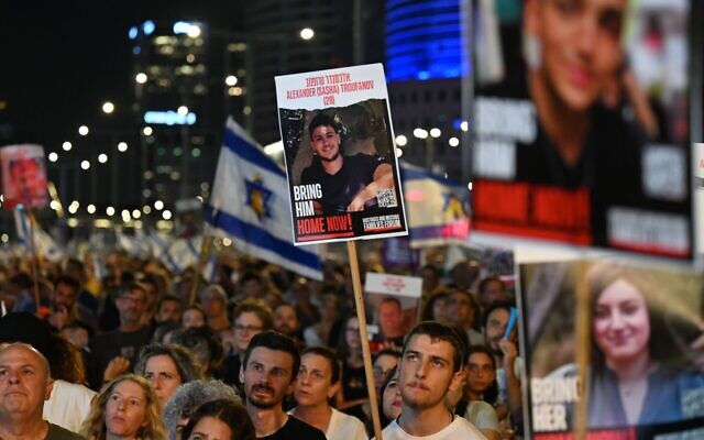 Protesters in Tel Aviv call for a hostage-ceasefire deal with the Hamas terror group to secure the release of Israelis held captive in the Gaza Strip, September 21, 2024. (Paulina Patimer/Pro-Democracy Protest Movement)