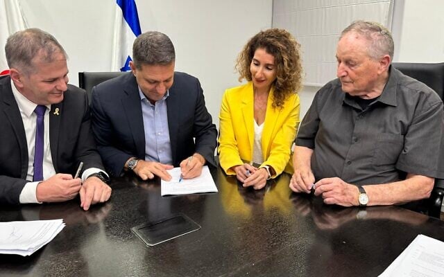 Officials sign a new teachers' agreement, on September 23, 2024. Left to to right: Education Minister Yoav Kisch, Head of Wages and Labor Agreements at the Federation of Local Authorities Hagit Magen, Federation of Local Authorities chair Haim Bibas and Secondary School Teachers' Association chief Ran Erez (Education Ministry) Officials sign a new teachers' agreement, on September 23, 2024. Left to to right: Education Minister Yoav Kisch, Head of Wages and Labor Agreements at the Federation of Local Authorities Hagit Magen, Federation of Local Authorities chair Haim Bibas and Secondary School Teachers' Association chief Ran Erez (Education Ministry)