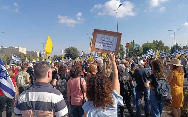Demonstrators at Jerusalem's government complex demand the return of hostages held in Gaza, September 1, 2024 (Gianluca Pacchiani/Times of Israel)