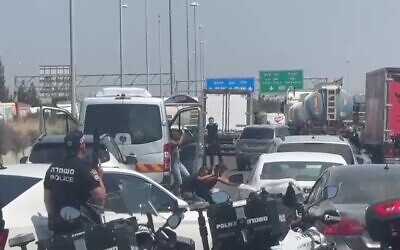Police officers detain 13 Palestinian suspects from a suspicious vehicle near the Horeshim interchange on Route 6, September 9, 2024. (Screenshot: X)