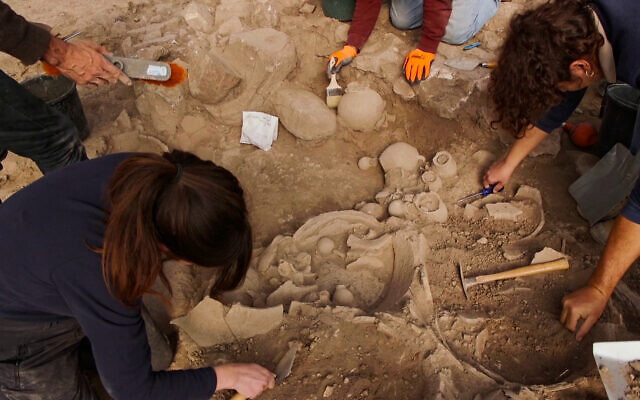 Removing ceramic vessels at the IAA excavation near Beit Shemesh, in a photo released on October 29, 2024. (Emil Aladjem/IAA)