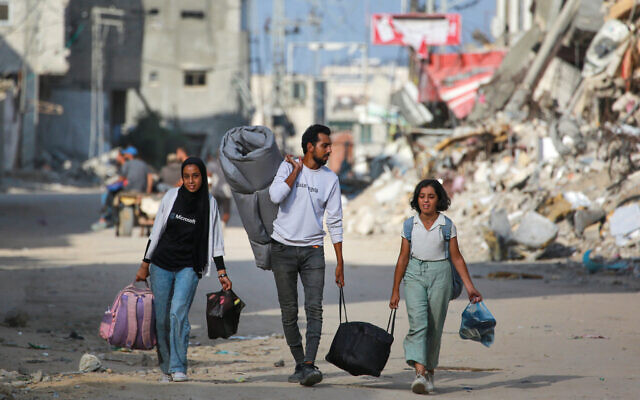 Displaced families who fled northern Gaza arrive in Nuseirat in the central Gaza Strip on October 5, 2024. (BASHAR TALEB / AFP) Displaced families who fled northern Gaza arrive in Nuseirat in the central Gaza Strip on October 5, 2024. (BASHAR TALEB / AFP)