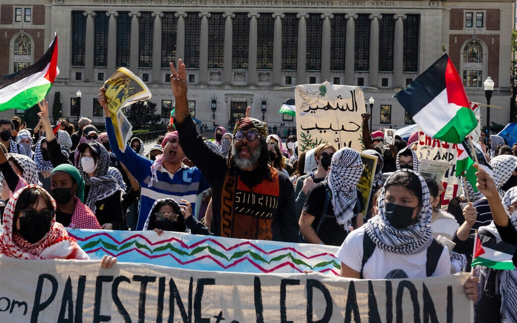 Anti-Israel protesters demonstrate near a memorial for the one-year anniversary of the October 7 Hamas terror onslaught, on October 7, 2024 in New York City. (Photo by Alex Kent / GETTY IMAGES NORTH AMERICA / Getty Images via AFP)