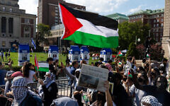 Anti-Israel protesters demonstrate near a memorial for the one-year anniversary of the October 7 Hamas terror onslaught, on October 7, 2024 in New York City. (Photo by Alex Kent / GETTY IMAGES NORTH AMERICA / Getty Images via AFP)