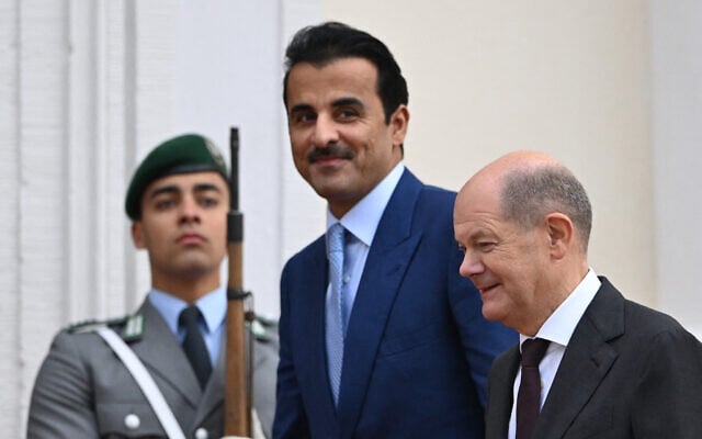 German Chancellor Olaf Scholz (R) welcomes Qatar's Emir Sheikh Tamim bin Hamad al-Thani for his official visit at Schloss Meseberg palace in Meseberg, north of Berlin, October 22, 2024. (RALF HIRSCHBERGER / AFP) German Chancellor Olaf Scholz (R) welcomes Qatar's Emir Sheikh Tamim bin Hamad al-Thani for his official visit at Schloss Meseberg palace in Meseberg, north of Berlin, October 22, 2024. (RALF HIRSCHBERGER / AFP)
