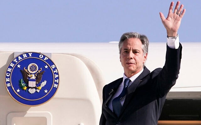 US Secretary of State Antony Blinken waves before boarding his aircraft at Ben Gurion Airport in Lod on October 23, 2024 as he departs for Riyadh. (Nathan Howard / POOL / AFP) US Secretary of State Antony Blinken waves before boarding his aircraft at Ben Gurion Airport in Lod on October 23, 2024 as he departs for Riyadh. (Nathan Howard / POOL / AFP)