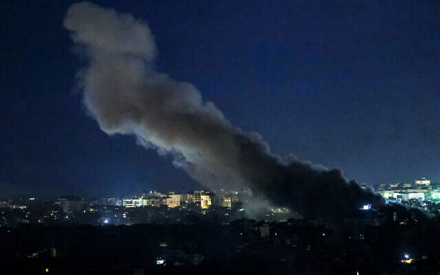 Smoke rises from the site of an Israeli air strike on a neighborhood in Beirut's southern suburbs on October 25, 2024 (IBRAHIM AMRO / AFP)