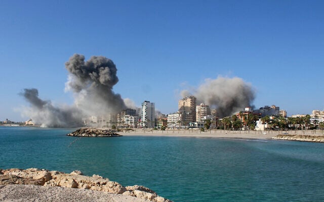 Smoke billows from the site of Israeli airstrikes on a neighborhood in the southern Lebanese city of Tyre on October 28, 2024. (KAWNAT HAJU / AFP) Smoke billows from the site of Israeli airstrikes on a neighborhood in the southern Lebanese city of Tyre on October 28, 2024. (KAWNAT HAJU / AFP)