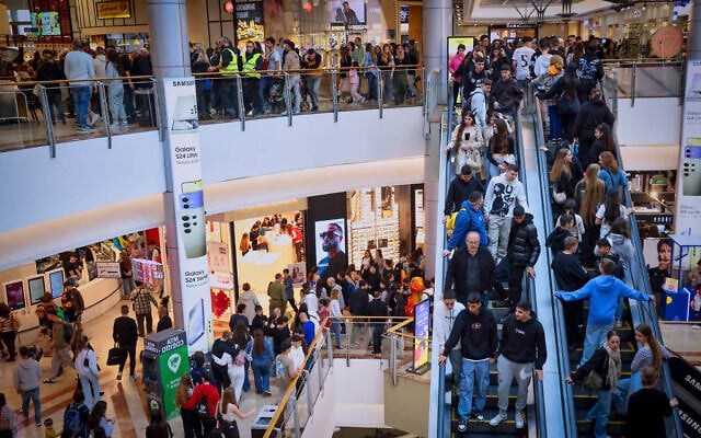 Illustrative: People shopping at the Azrieli mall in Tel Aviv, during the Municipal Elections, February 27, 2024. (Flash90) Illustrative: People shopping at the Azrieli mall in Tel Aviv, during the Municipal Elections, February 27, 2024. (Flash90)