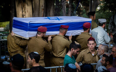 Family and friends of Israeli soldier Captain Eitan Itzhak Oster attend his funeral at the Mount Herzl Military Cemetery in Jerusalem on October 2, 2024. (Oren Ben Hakoon/Flash90)