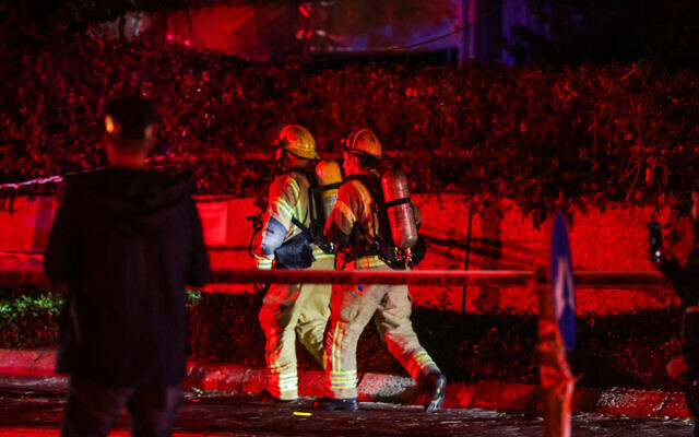 Israeli security and rescue forces at the site where a drone fired from Lebanon caused damage to a building, in Herzliya, October 11, 2024. (Tal Gal/Flash90) Israeli security and rescue forces at the site where a drone fired from Lebanon caused damage to a building, in Herzliya, October 11, 2024. (Tal Gal/Flash90)