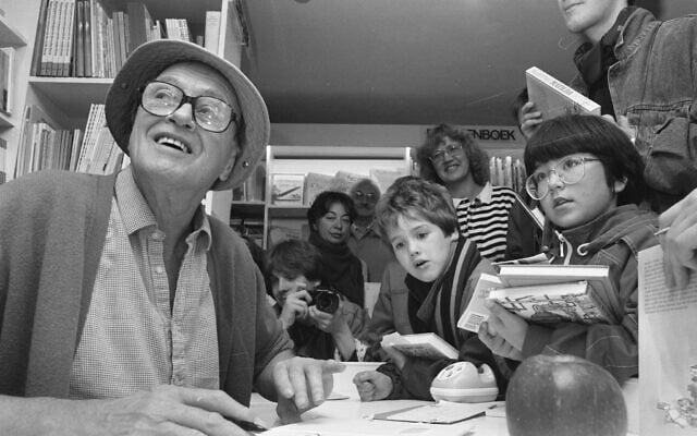 Roald Dahl signs autographs for young fans in Amsterdam, October 12, 1988. (Public domain)