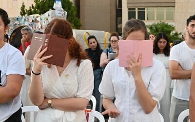 The Neilah prayers, the final plea for atonement at the end of the Yom Kippur service, at Hostages Square in Tel Aviv, October 12, 2024. (Paulina Patimer/Pro-Democracy Protest Movement)