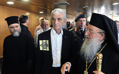 Thessaloniki Mayor Yiannis Boutaris sports a replica Nazi concentration camp Star of David after his swearing-in ceremony in Thessaloniki, Greece, August 28, 2014. (SAKIS MITROLIDIS / AFP)