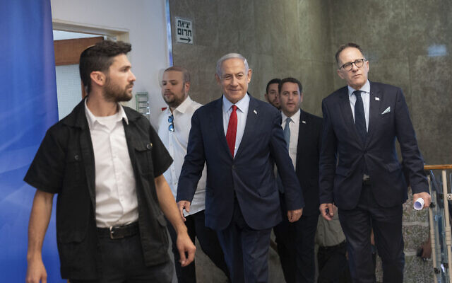 Prime Minister Benjamin Netanyahu (C) arrives for a cabinet meeting at his office in Jerusalem, with (R) chief of staff Tzachi Braverman on June 18, 2023. (Ohad Zwigenberg / POOL / AFP / File)
