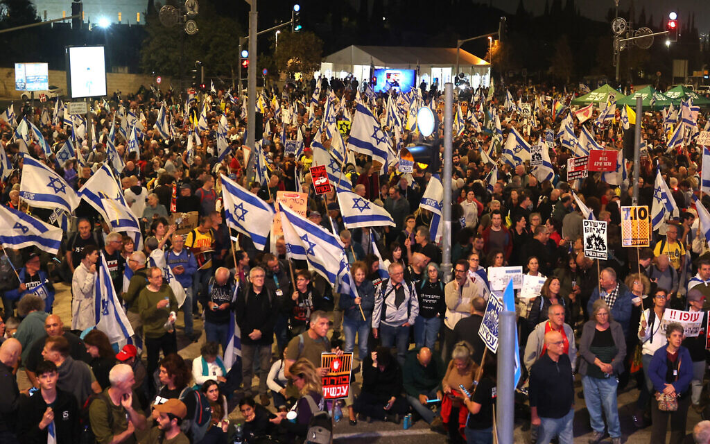 Israelis demonstrate in Jerusalem after the dismissal of Defense Minister Yoav Gallant, on November 6, 2024. (Ahmad Gharabli/AFP)