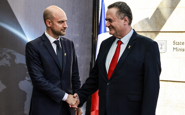 Foreign Minister Israel Katz (R) greets his French counterpart Jean-Noel Barrot before a meeting in Jerusalem on November 7, 2024. (Menahem Kahana / AFP) Foreign Minister Israel Katz (R) greets his French counterpart Jean-Noel Barrot before a meeting in Jerusalem on November 7, 2024. (Menahem Kahana / AFP)