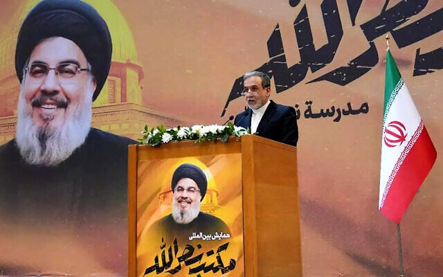 عباس عراقچی، وزیر امور خارجه ایران، در مراسمی در تجلیل از حسن نصرالله، رهبر حزبالله، در تهران در ۹ نوامبر ۲۰۲۴ سخنرانی میکند.