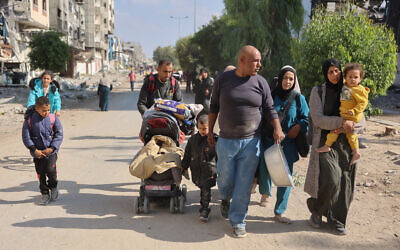 Displaced Palestinians from shelters in Beit Hanoun cross the main Salaheddine road into Jabalia in the northern Gaza Strip following Israeli army evacuation orders on November 12, 2024. (Omar AL-QATTAA / AFP)