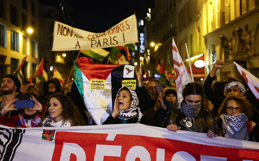 Anti-Israel protestors shout slogans as they take part in a rally organised by political parties (La France Insoumise - LFI, Les Ecologistes - EELV and Nouveau Parti anticapitaliste - NPA) against the 'Israel is Forever' gala organized by far-right Franco-Israeli figures, in Paris, on November 13, 2024. (Gregoire CAMPIONE / AFP)