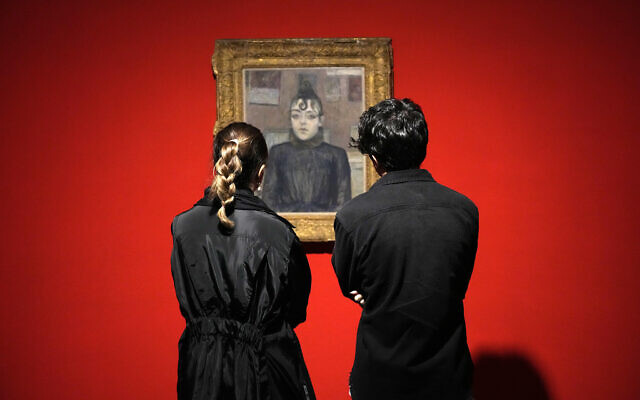 Visitors look at a painting by the French artist Henri de Toulouse-Lautrec while visiting an exhibition titled Eye to Eye which showcases over 120 works by modern world artists as well as Iranian painters at Tehran Museum of Contemporary Art, in Tehran, November 21, 2024. (AP Photo/Vahid Salemi)
