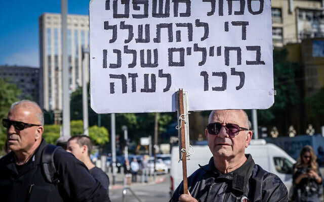 Israelis protest in support of Eli Feldstein and an Israeli soldier accused of leaking classified documents, outside the court in Tel Aviv, November 21, 2024.(Avshalom Sassoni/Flash90)