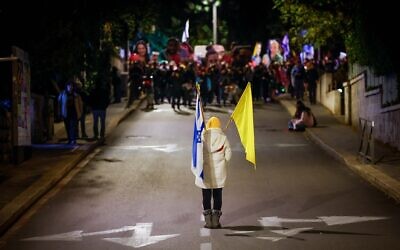 Demonstrators call for a deal to secure the release of hostages held by Hamas in the Gaza Strip, in Jerusalem, November 27, 2024 (Chaim Goldberg/Flash90)