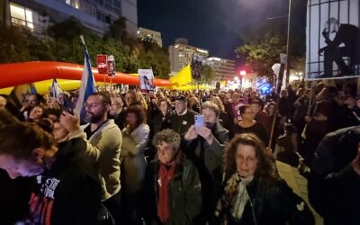 Protesters in Jerusalem's Paris Square rally on behalf of the hostages held by Hamas in Gaza, urging the government to finalize a deal for their release, November 16, 2024. (Pro-Democracy Protest Movement)