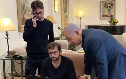 Yisrael Einhorn (l) seen with Jonatan Urich (c) and Prime Minister Benjamin Netanyahu in 2019. (Courtesy)