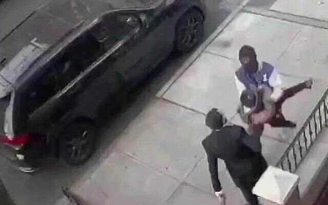 A masked suspect grabs a hasidic boy in Brooklyn who was walking with his father on November 9, 2024. (Screen capture/X) A masked suspect grabs a hasidic boy in Brooklyn who was walking with his father on November 9, 2024. (Screen capture/X)