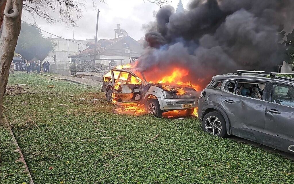 The scene of a rocket impact in Petah Tikva, November 24, 2024 (Magen David Adom)