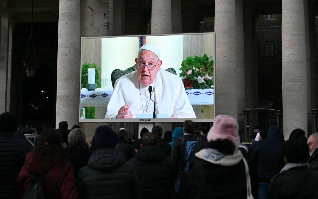 Due to a cold Pope Francis  Angelus prayer is live-broadcasting on screens in Saint Peter's square at the Vatican, on December 22, 2024. (Alberto PIZZOLI / AFP)