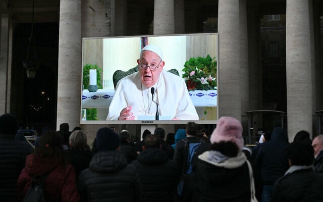 Due to a cold Pope Francis  Angelus prayer is live-broadcasting on screens in Saint Peter's square at the Vatican, on December 22, 2024. (Alberto PIZZOLI / AFP)