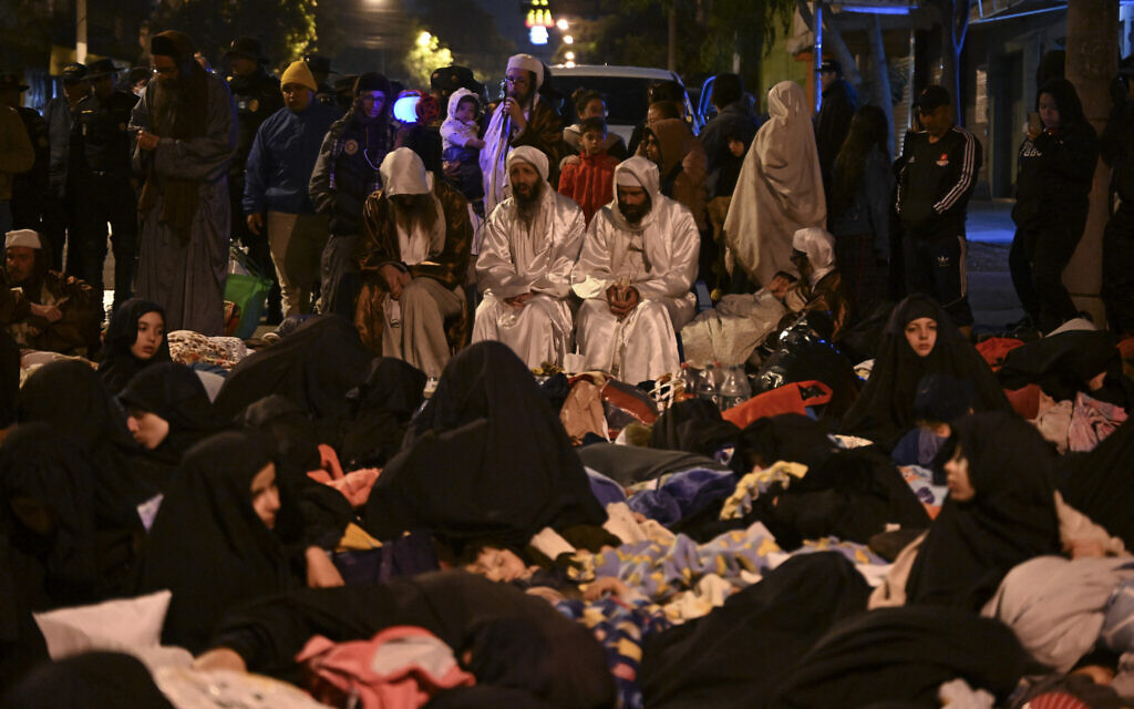 Family members and some of the children who were rescued from the Jewish cult Lev Tahor and taken to a shelter are held by police after they attempted to leave the facility in Guatemala City on December 23, 2024. (JOHAN ORDONEZ / AFP)