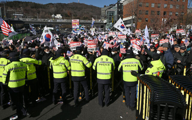 Police keep watch as supporters of impeached South Korea President Yoon Suk Yeol gather near the presidential residence in Seoul on December 31, 2024. (JUNG YEON-JE / AFP) Police keep watch as supporters of impeached South Korea President Yoon Suk Yeol gather near the presidential residence in Seoul on December 31, 2024. (JUNG YEON-JE / AFP)