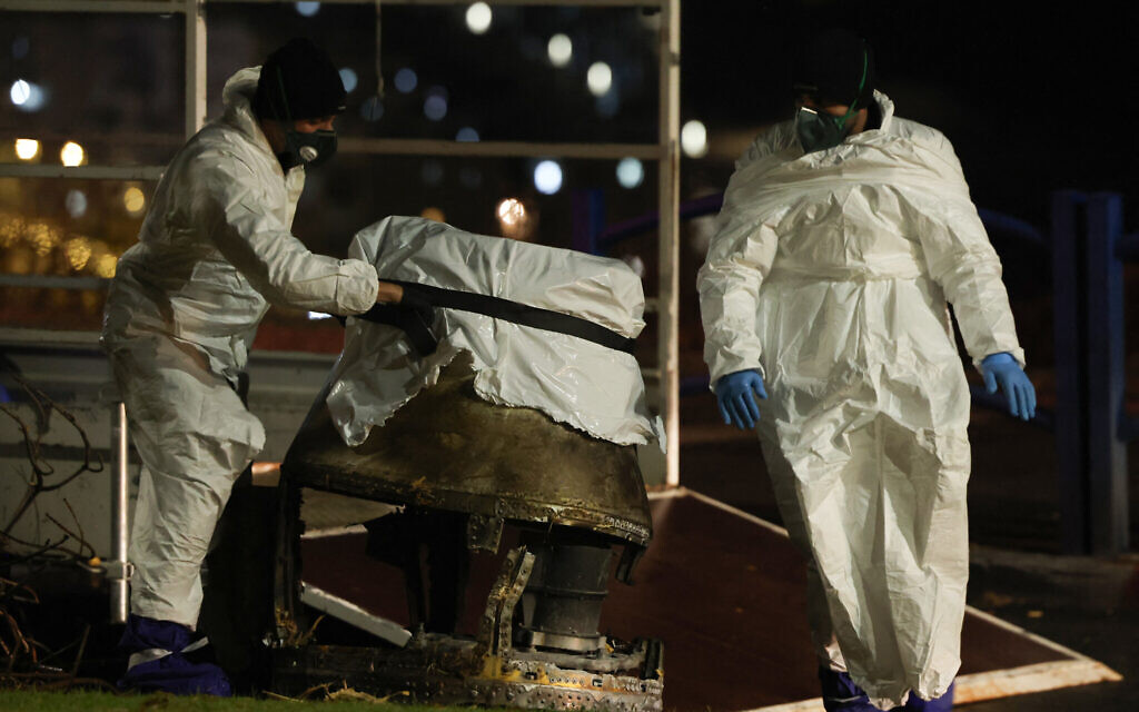 Israeli security forces remove a fragment of a Houthi ballistic missile launched from Yemen at Israel that crashed in the central Israeli town of Bet Shemesh, near Jerusalem, on December 31, 2024. (Photo by Ahmad GHARABLI / AFP)