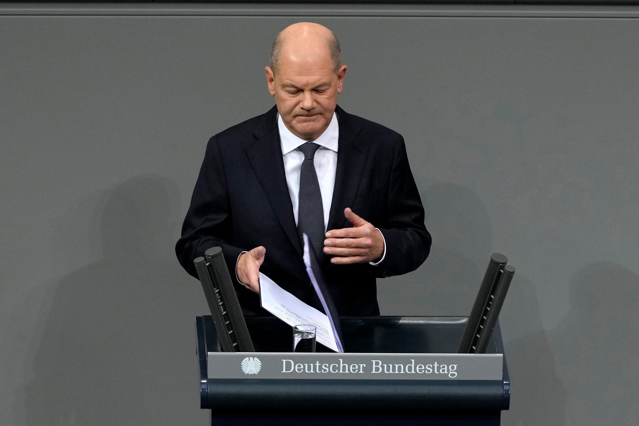 German Chancellor Scholz loses no-confidence vote, setting up early elections