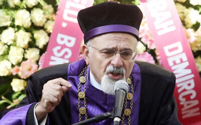Turkish chief rabbi Isak Haleva gives a speech in front of the Beth Israel Synagogue in Istanbul, November 15, 2006, during a commemoration ceremony to mark the first anniversary of suicide bombings against two Istanbul synagogues, in a wave of attacks that left 60 people dead in the space of a week. (MUSTAFA OZER / AFP)