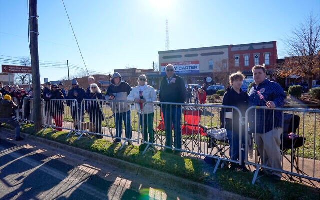 People line the street in Plains, Georgia, before the hearse carrying the casket of former US President Jimmy Carter passes through the town on January 4, 2025. (Photo by Alex Brandon / POOL / AFP) People line the street in Plains, Georgia, before the hearse carrying the casket of former US President Jimmy Carter passes through the town on January 4, 2025. (Photo by Alex Brandon / POOL / AFP)