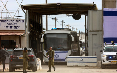 Israeli security forces stand guard as buses transporting Palestinian prisoners being released as part of a hostage-ceasefire deal with the Hamas terror group leave the Ketziot prison in the Negev desert on January 25, 2025. (Gil Magen-Cohen/AFP)