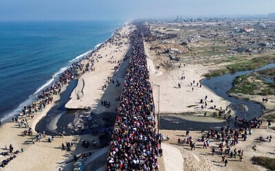 This aerial photo shows displaced Gazans walking toward Gaza City on January 27, 2025, after crossing the Netzarim corridor from the southern Gaza Strip. (AFP)